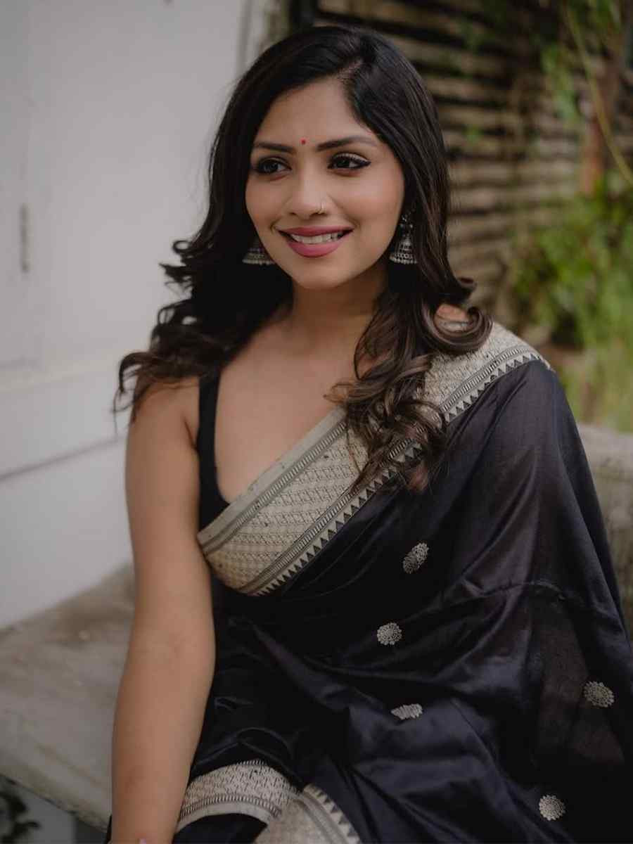 Black Silk Handwoven Festival Wedding Fancy Heavy Border Saree