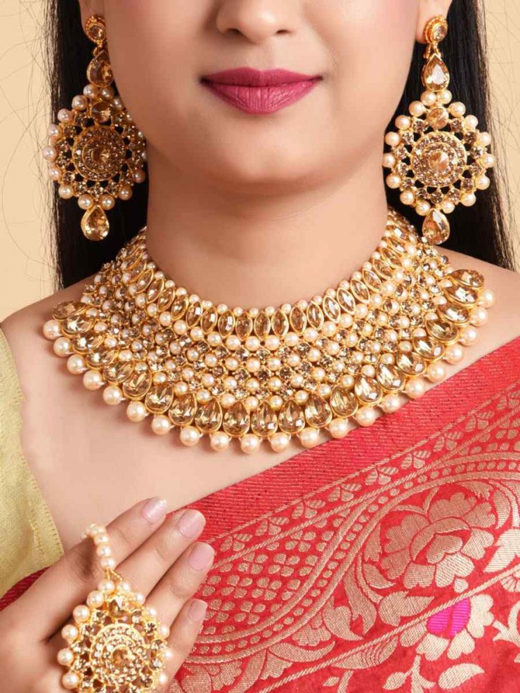 Gold Alloy Bridal Wear Kundan Necklace