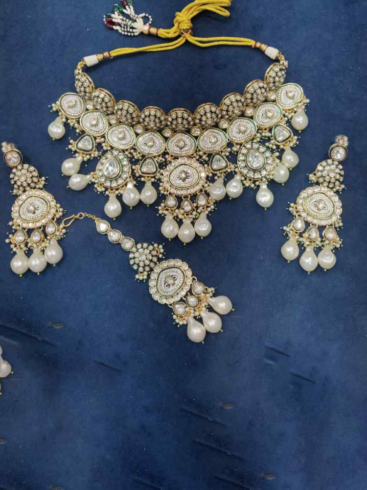 Gold Alloy Festival Wear Kundan Necklace