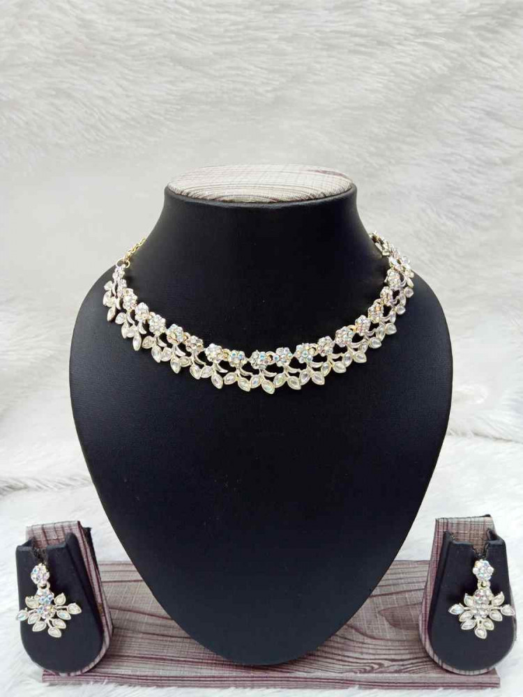 Gold Alloy Festival Wear Kundan Necklace