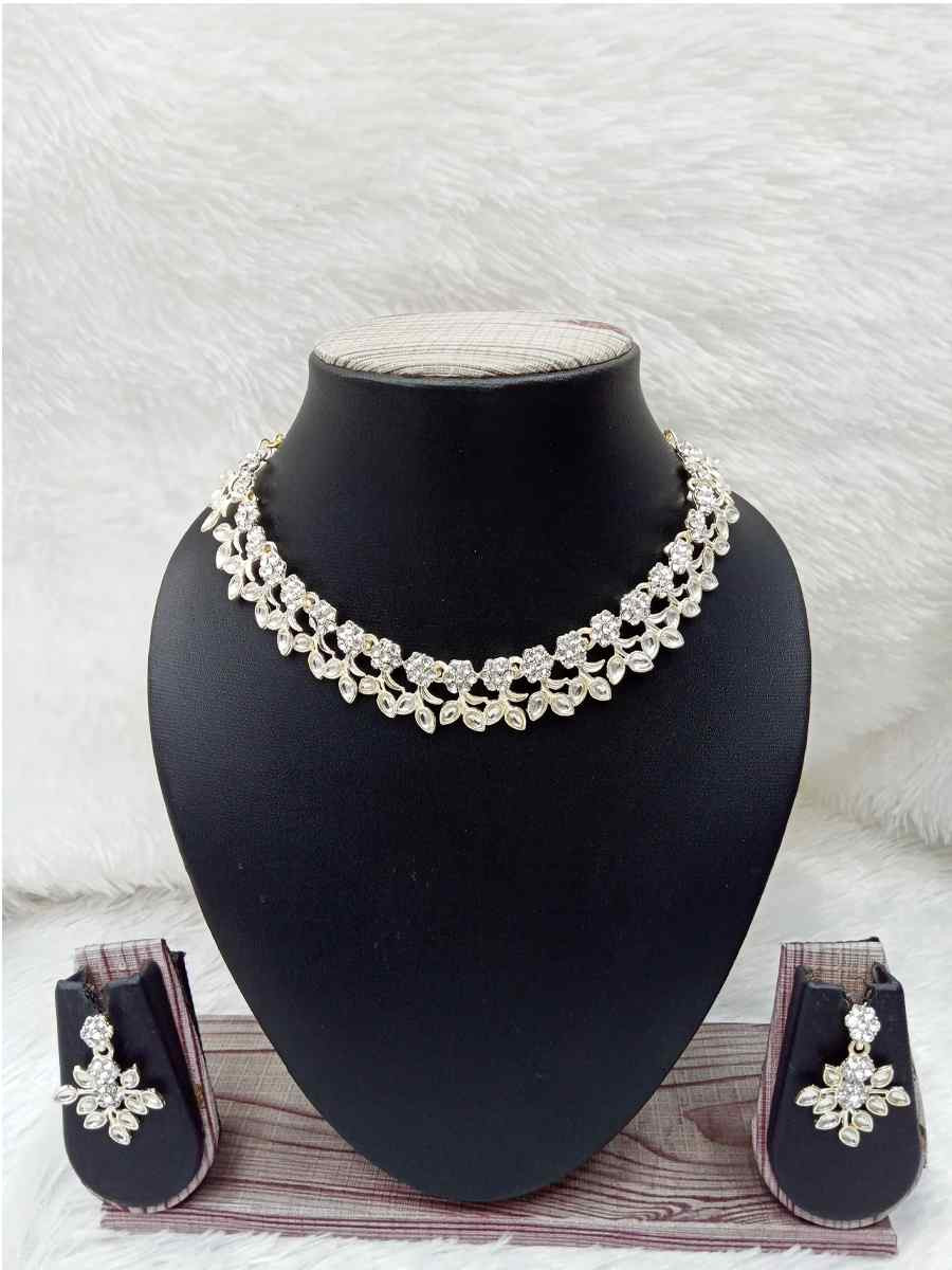 Gold Alloy Festival Wear Kundan Necklace