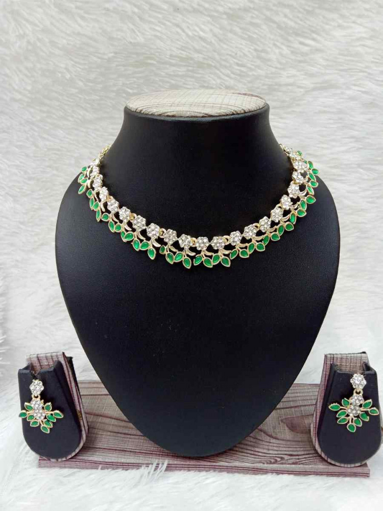 Gold Alloy Festival Wear Kundan Necklace