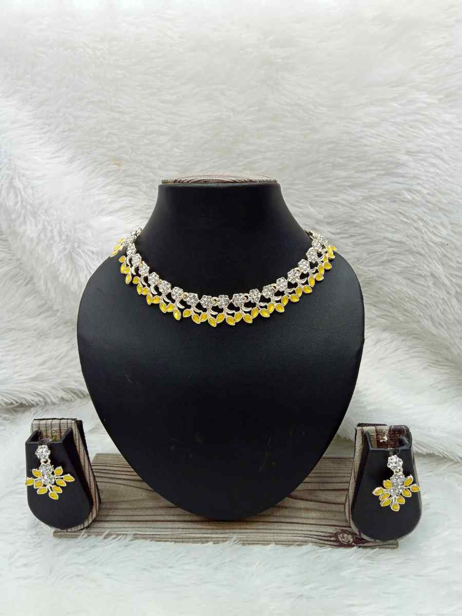 Gold Alloy Festival Wear Kundan Necklace