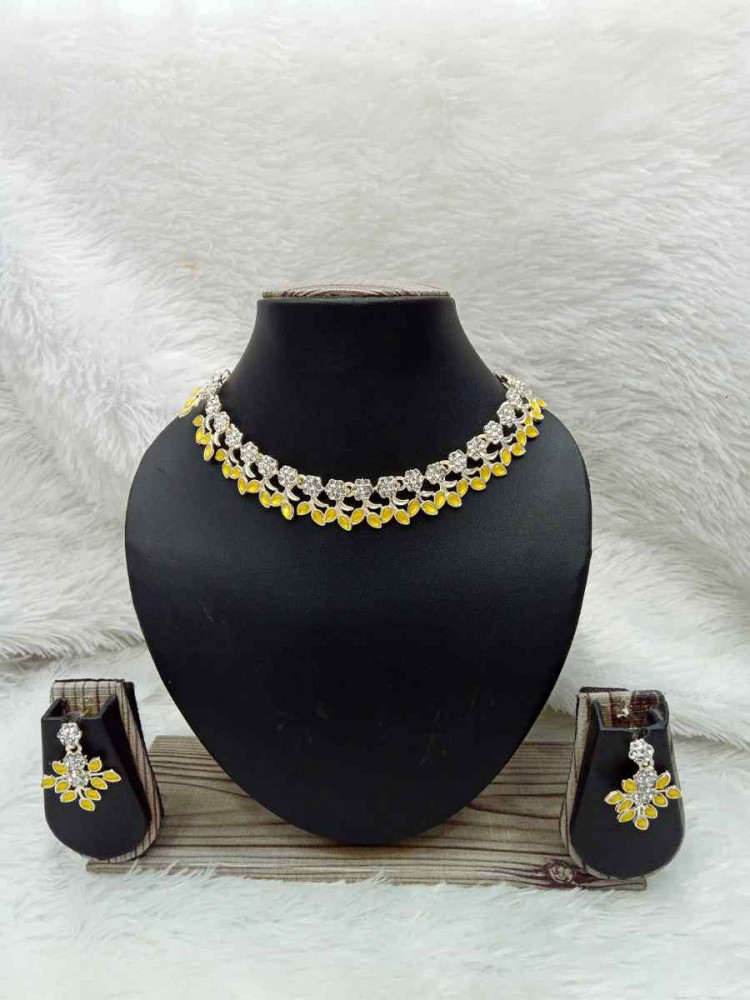 Gold Alloy Festival Wear Kundan Necklace