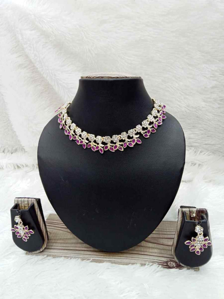 Gold Alloy Festival Wear Kundan Necklace