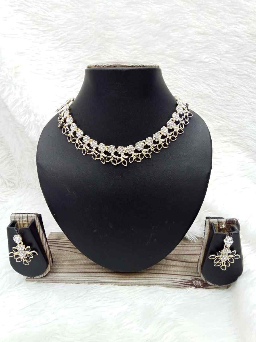 Gold Alloy Festival Wear Kundan Necklace
