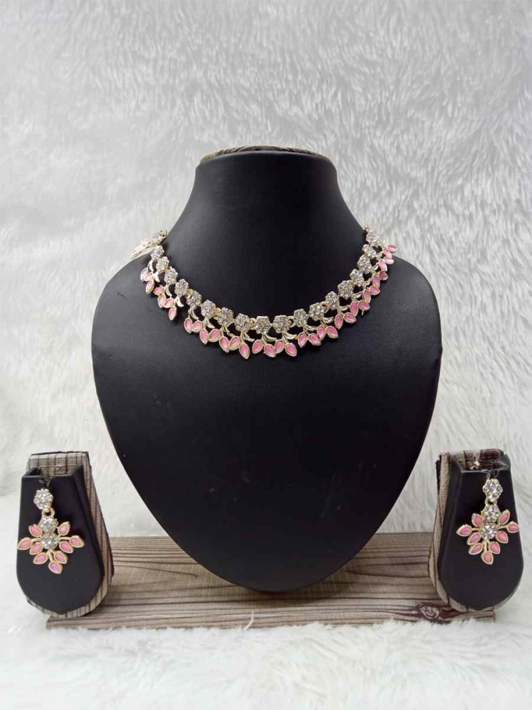 Gold Alloy Festival Wear Kundan Necklace
