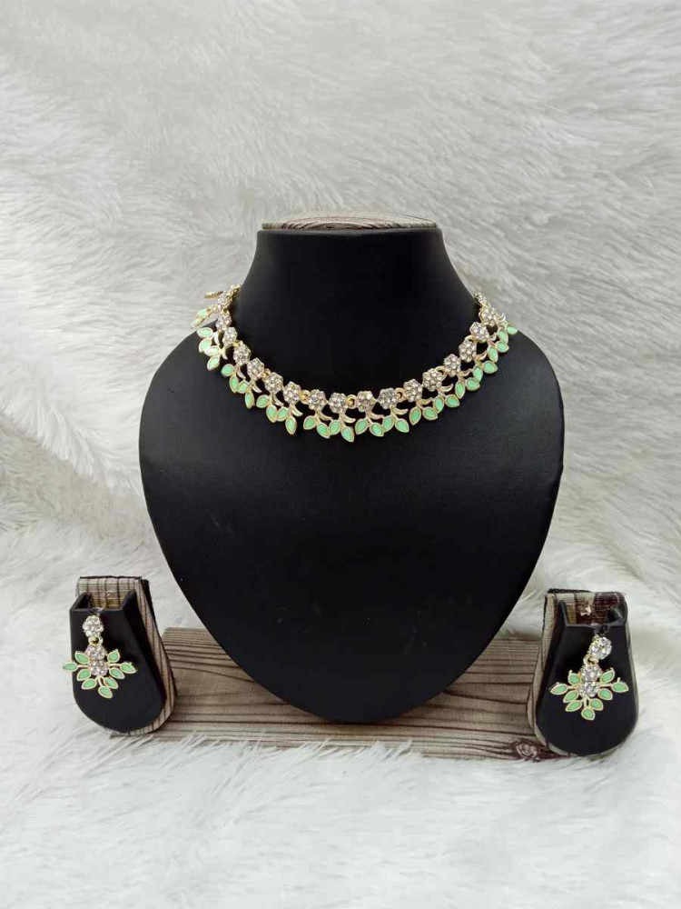 Gold Alloy Festival Wear Kundan Necklace
