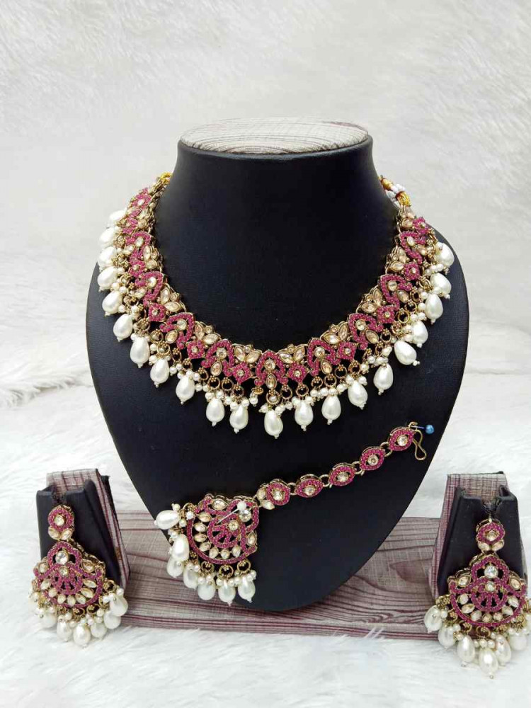 Gold Alloy Festival Wear Kundan Necklace