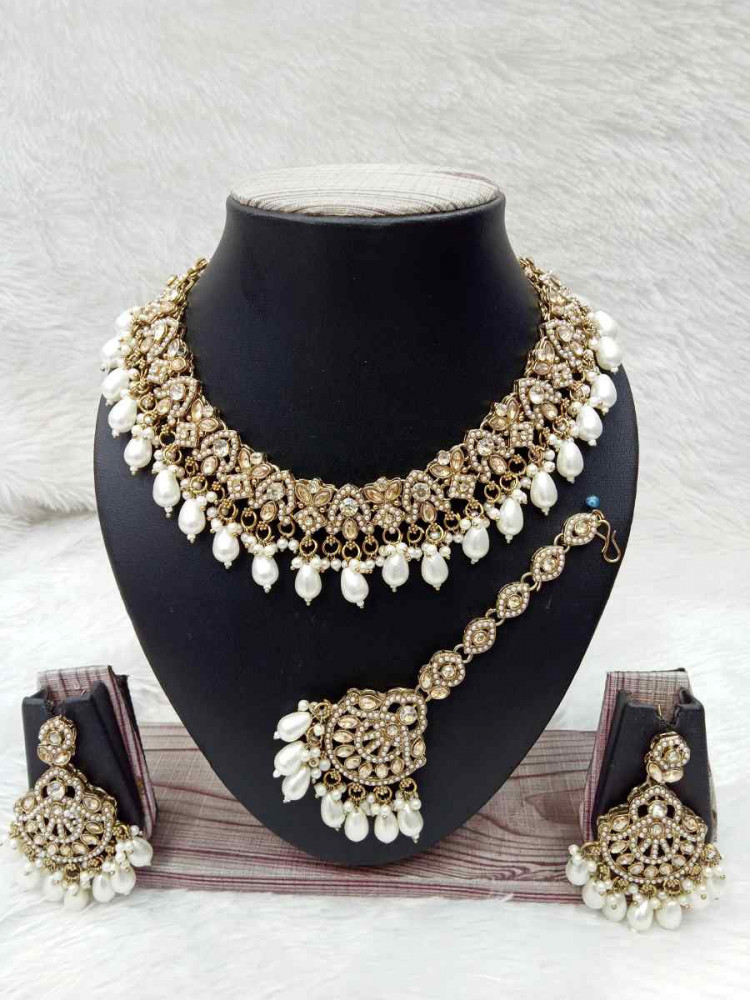 Gold Alloy Festival Wear Kundan Necklace