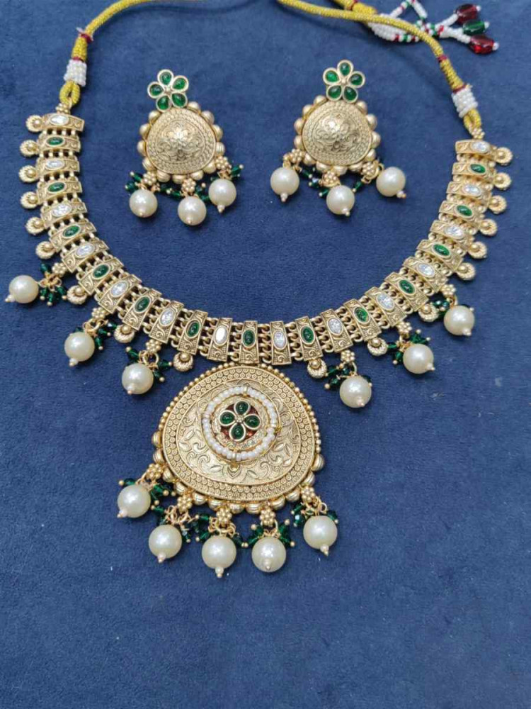 Gold Alloy Festival Wear Kundan Necklace