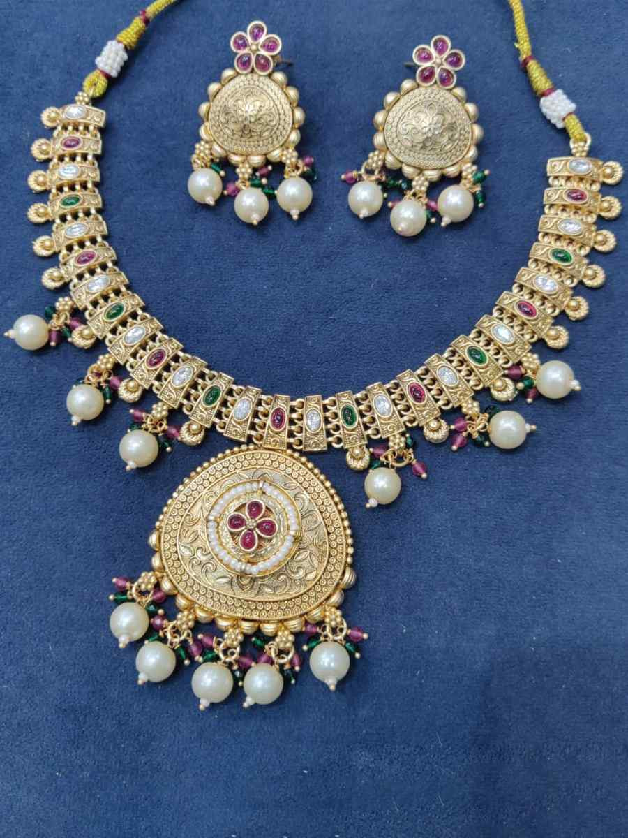 Gold Alloy Festival Wear Kundan Necklace