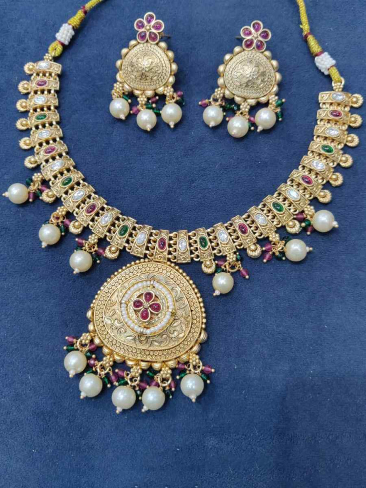 Gold Alloy Festival Wear Kundan Necklace