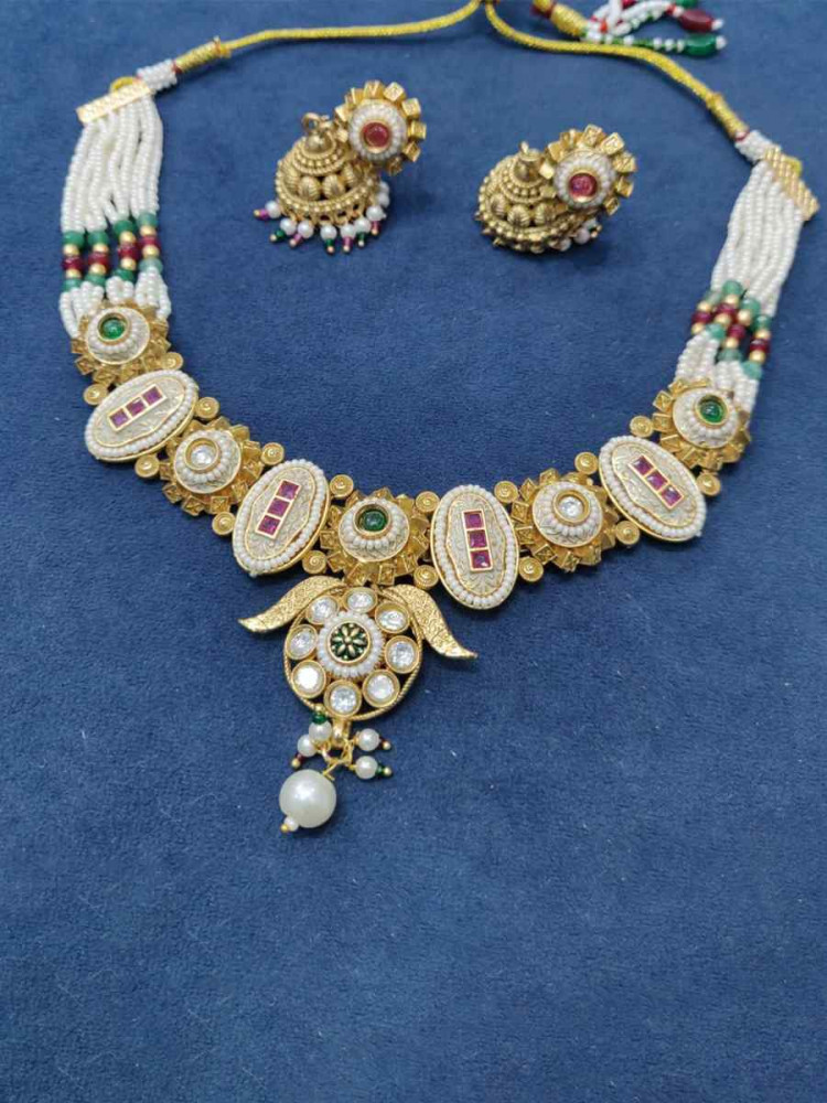 Gold Alloy Festival Wear Kundan Necklace