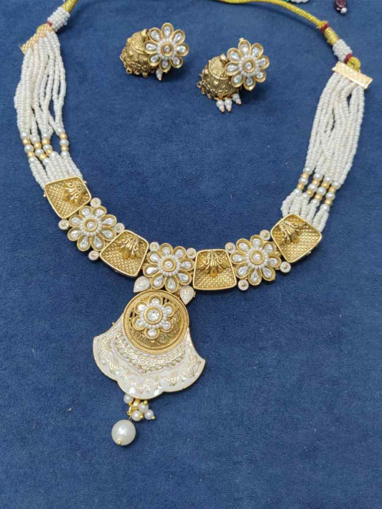 Gold Alloy Festival Wear Kundan Necklace