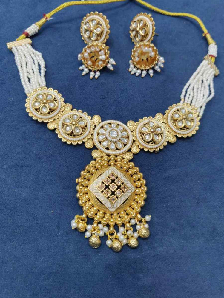 Gold Alloy Festival Wear Kundan Necklace