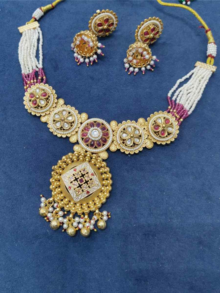 Gold Alloy Festival Wear Kundan Necklace