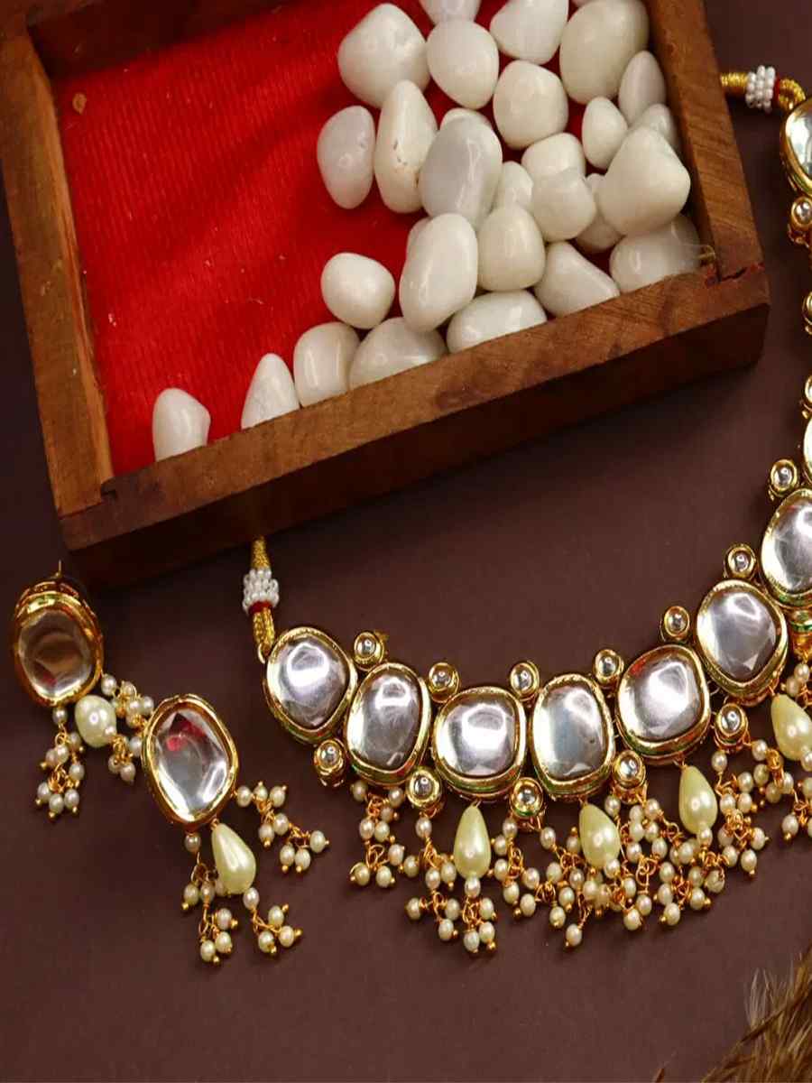 Gold Alloy Party Wear Kundan Necklace