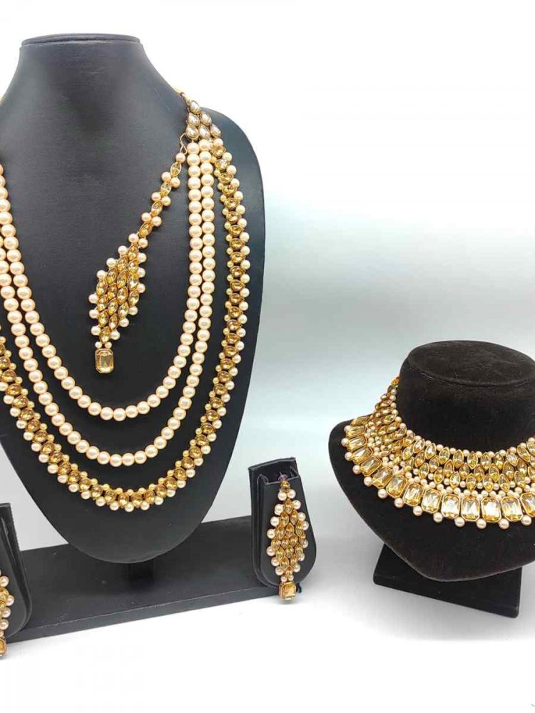 Gold Alloy Wedding Wear Kundan Bridal Set