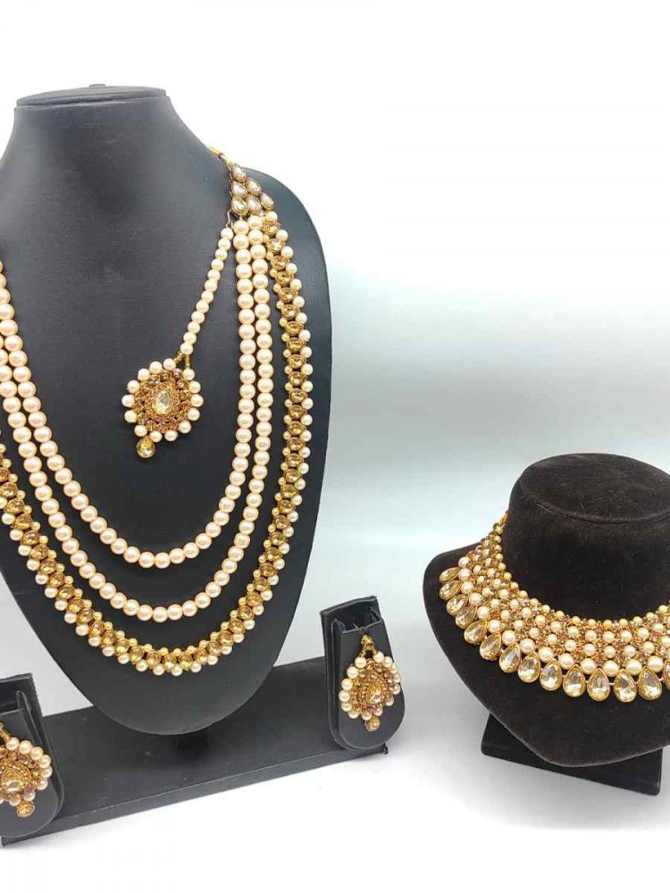 Gold Alloy Wedding Wear Kundan Bridal Set