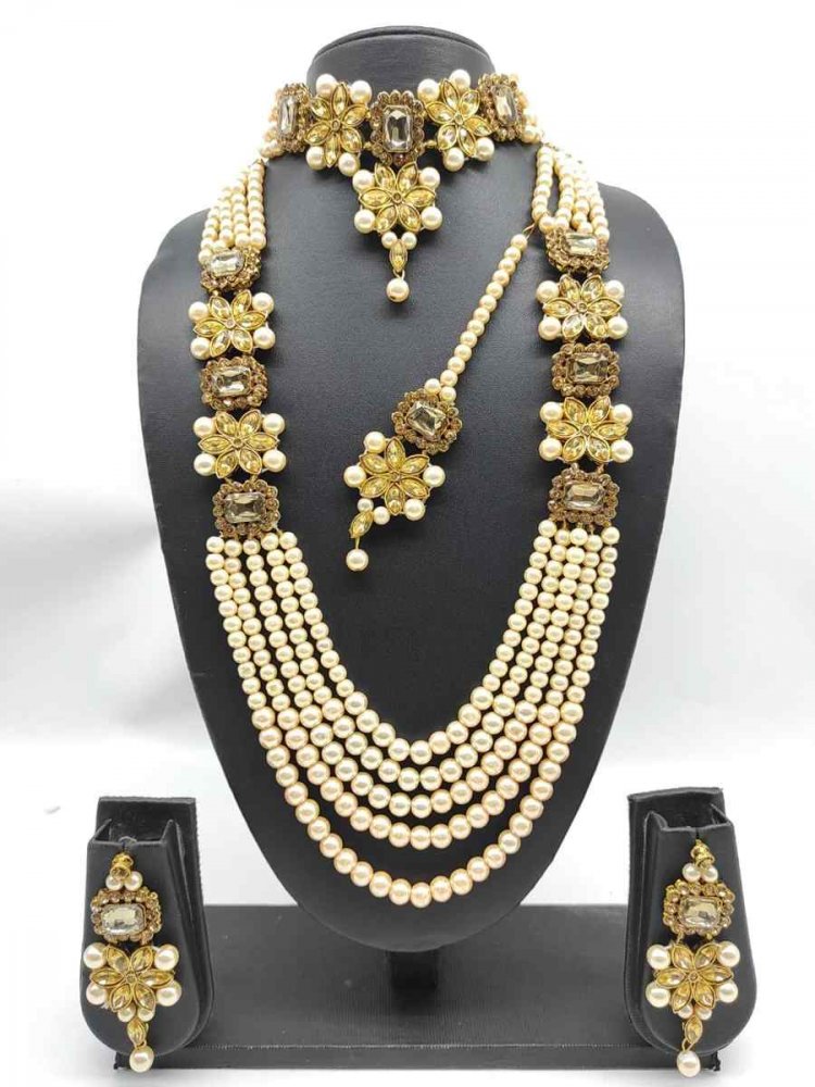 Gold Alloy Wedding Wear Kundan Bridal Set