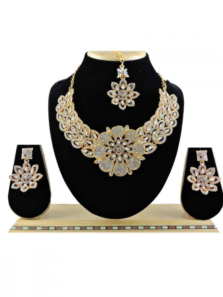 Gold White Alloy Festival Wear Diamonds Necklace