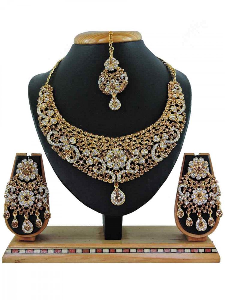 Gold White Alloy Festival Wear Kundan Necklace