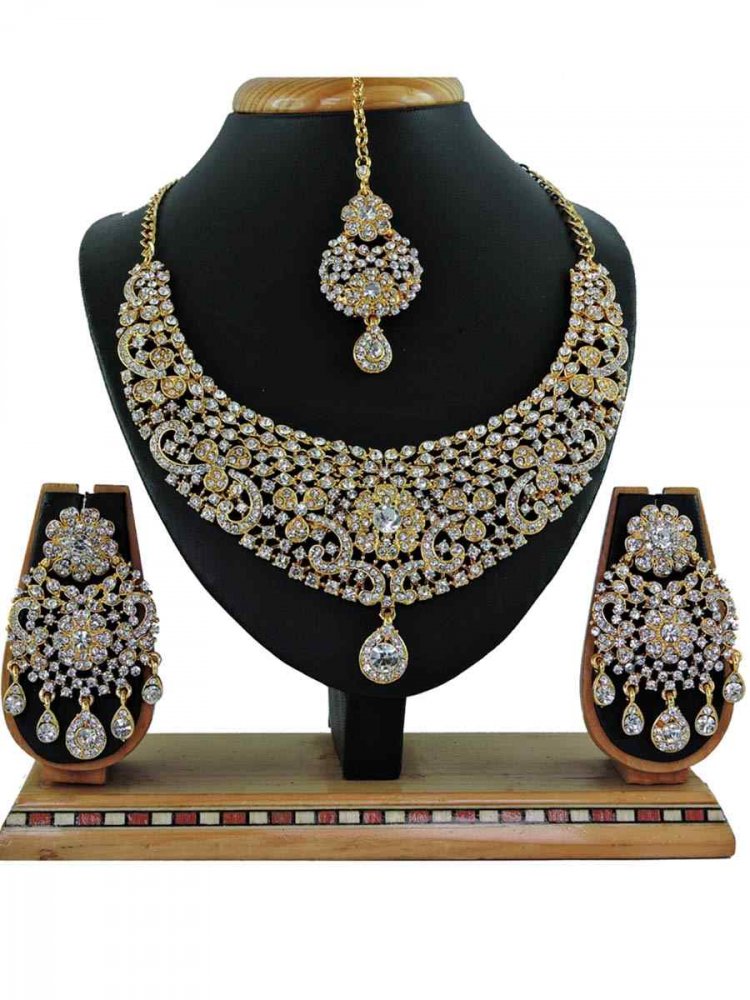 Gold White Alloy Festival Wear Kundan Necklace
