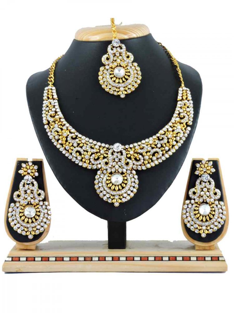 Golden White Alloy Festival Wear Kundan Necklace
