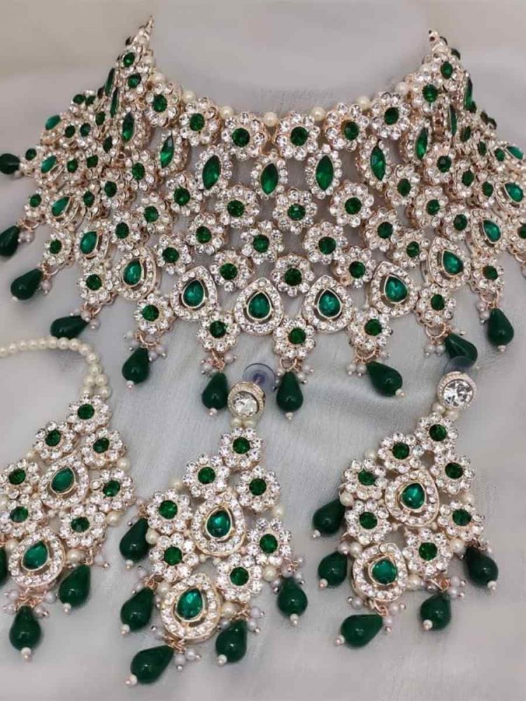 Green Alloy Bridal Wear Kundan Necklace