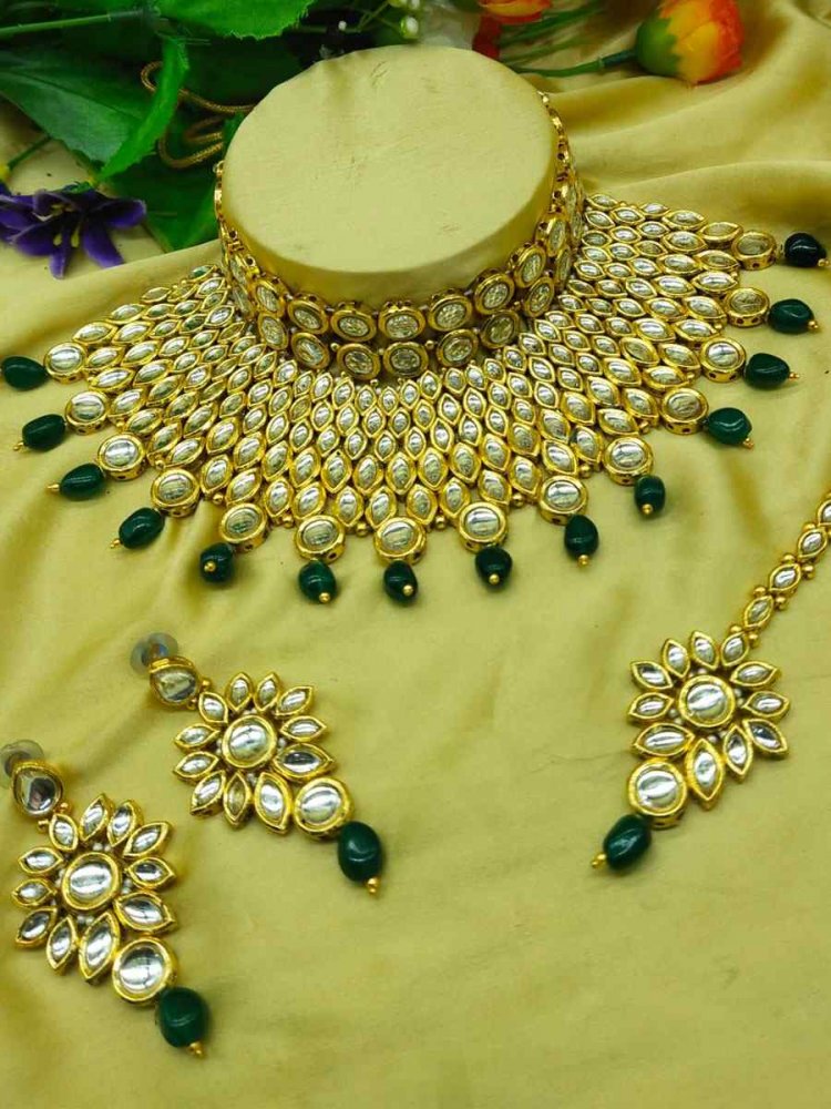 Green Alloy Bridal Wear Kundan Necklace