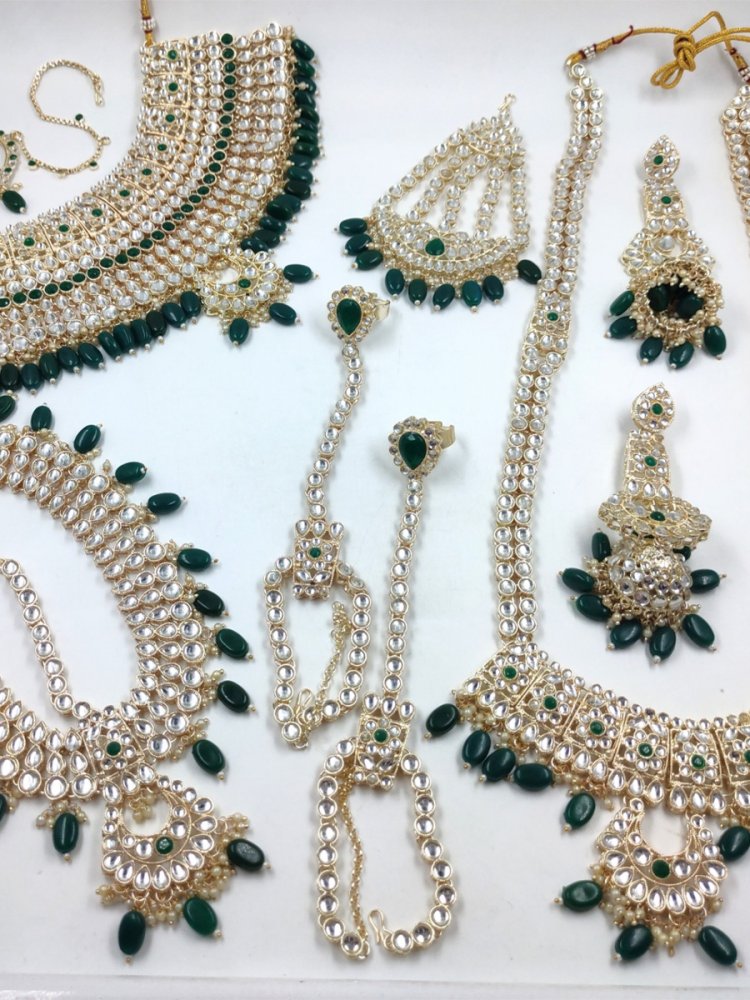 Green Alloy Bridal Wear Kundan Necklace