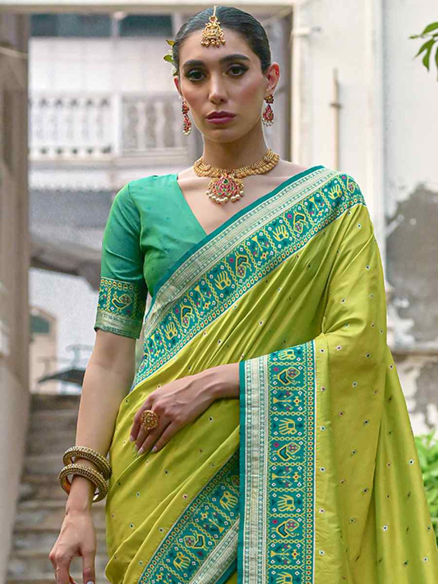 Pista Banarasi Slik Handwoven Festival Casual Classic Style Saree