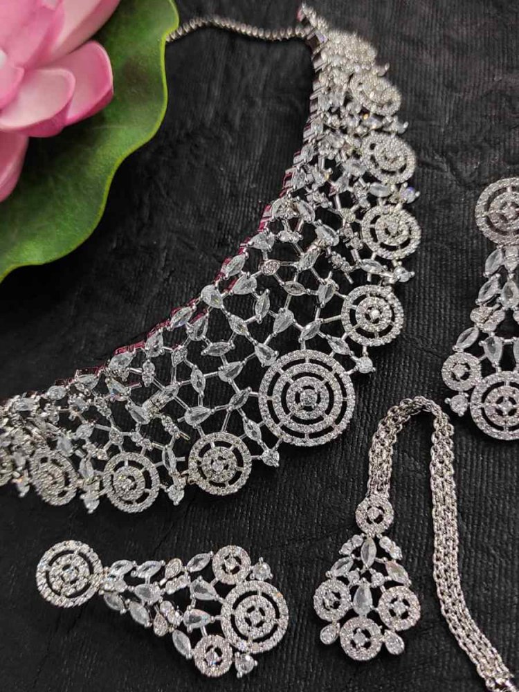 White Ad Alloy Party Wear Diamonds Necklace