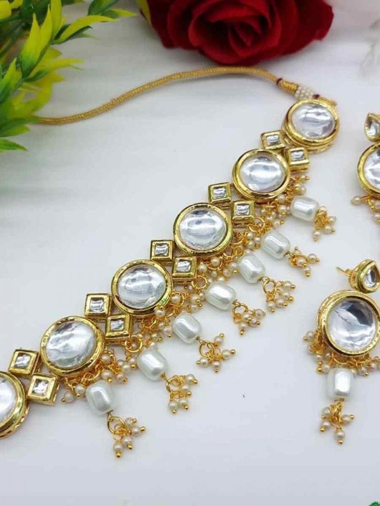 White Alloy Festival Wear Kundan Necklace