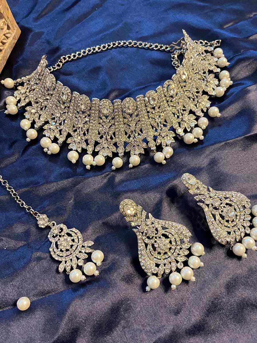 White Alloy Festival Wear Kundan Necklace