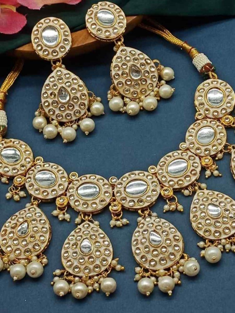 White Alloy Metal Festival Wear Kundan Necklace