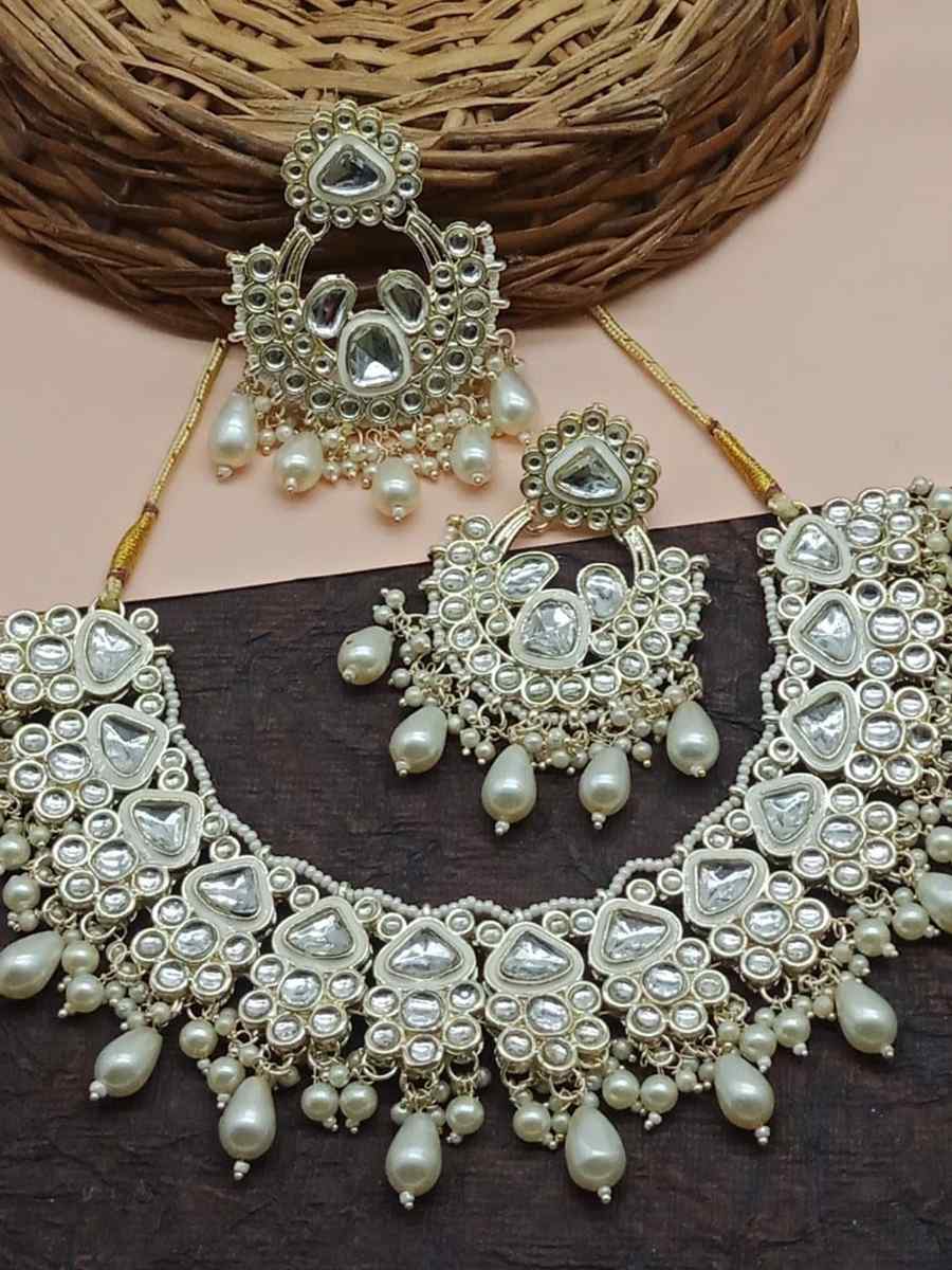 White Alloy Metal Festival Wear Kundan Necklace